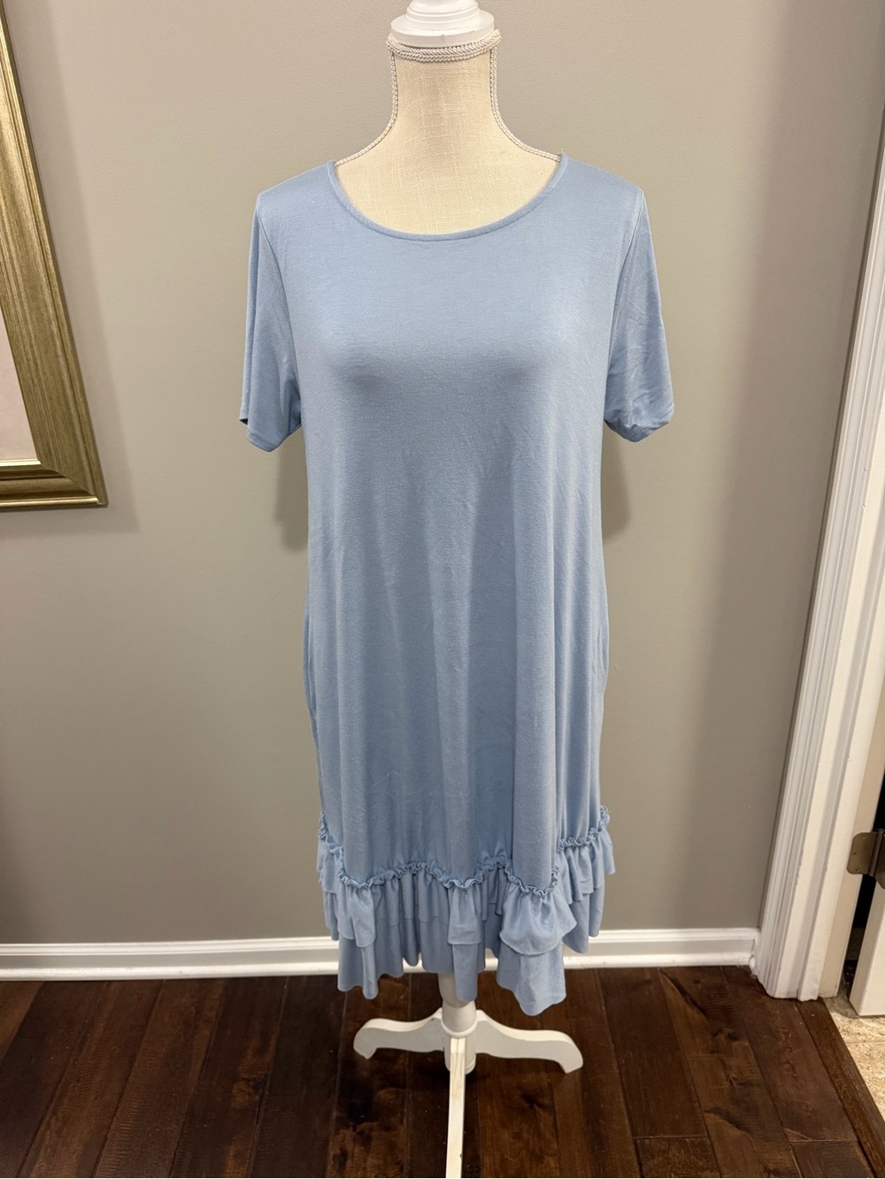 Zenana Outfitters ruffle hem t-shirt dress with pockets. Size XL